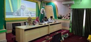 Foto suasana sosialisasi dan uji coba modul pendidikan kesehatan reproduksi SETARA berperspektif Islam oleh YGSI bersama Kementerian Agama di aula MTsN 3 Tambakberas, Jombang. Para narasumber dan perwakilan instansi duduk di meja pemateri di depan panggung dengan latar belakang layar proyektor besar.