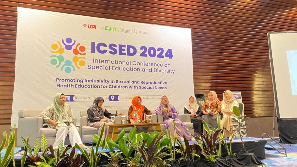 Foto dokumentasi sesi diskusi panel perwakilan Yayasan Gemilang Sehat Indonesia (YGSI) dan Universitas Pendidikan Indonesia (UPI) dalam acara ICSED 2024 di Bandung. Para panelis duduk di atas panggung di depan spanduk latar putih besar bertemakan pendidikan kesehatan reproduksi yang inklusif untuk anak berkebutuhan khusus.